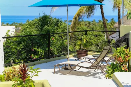 Amazing views, 5 minutes from downtown or the beach, quiet area of town