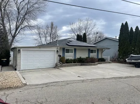 Pet Friendly Huge Lake Front Home with Stunning Views