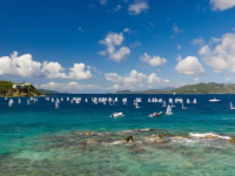 STEPS TO SAND! Sapphire Beach bliss: Renovated 2 bed 2.5 bath at Crystal Cove Hoteles en Santo Tomás