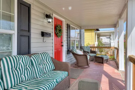 Convenient, Comfortable, & Charming Bungalow - Medical District! Отели рядом с достопримечательностью «Медоу Гарден»