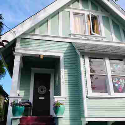 Charming James Bay Guesthouse by Fisherman's Wharf Hotel Exterior