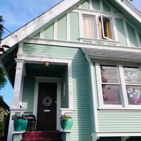 Charming James Bay Guesthouse by Fisherman's Wharf