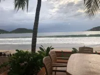 Beautiful 1 bedroom Condo above La Ropa Beach Hotels in Zihuatanejo