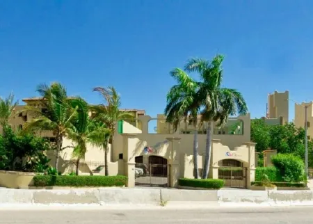 Surf & Stay; Beachfront Condo Steps from Sand - Heated Hot tub -Pool-Pickleball