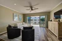 Beautiful beachfront apartment on Seven Mile Beach!