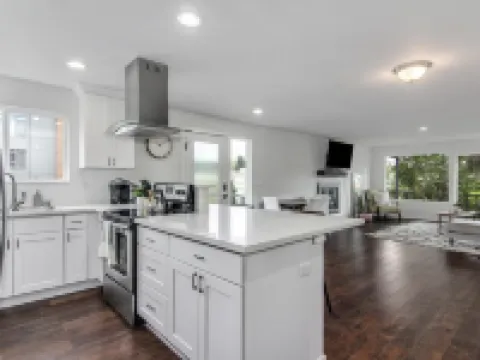 Downtown Kirkland - Luxury 3rd Street Retreat Hotels in Kirkland