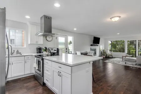 Downtown Kirkland - Luxury 3rd Street Retreat Отели рядом с достопримечательностью «Южный Киркленд Парк энд Райд»