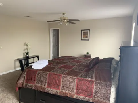 Modern Home Minutes Away from COTA & Downtown Austin. 奧斯汀伯格史東國際機場附近的飯店