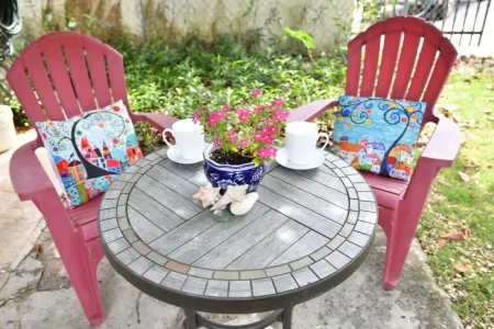 Modern Chic 1BR Apt w/ W/D & Island Fruit Garden