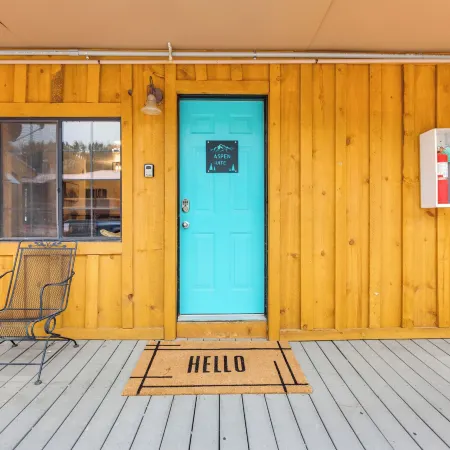Steps to Main Street! Cozy Red River Getaway