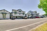 Beachfront Onekama Vacation Rental w/ Balcony! - 3-Star