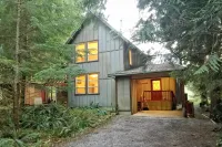 Mt Baker Rim Cabin 70 A pet friendly vacation home with a hot tub and wifi