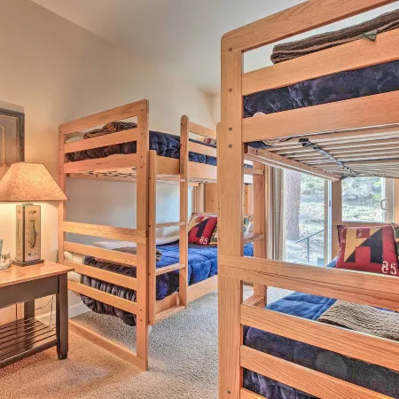 Mammoth Lakes Townhome - 10-min Walk to Village!