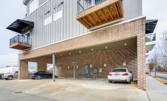 Balconies: Walkable Southside Chattanooga Condo!