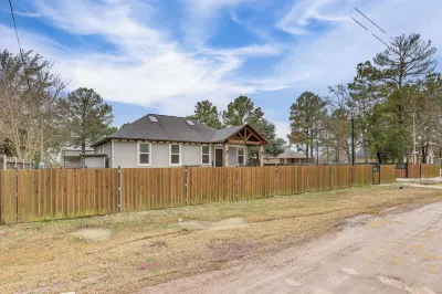 Pets Welcome Home with Deck and Patio in Hockley! Hotels near Spring Creek Park