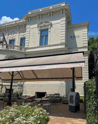 アリス ホテル 英雄広場周辺のホテル