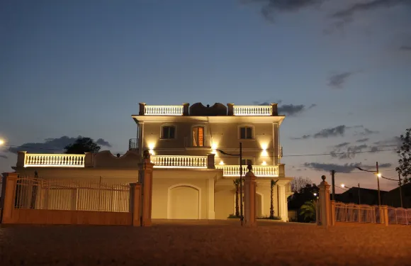 羅拉套房公寓酒店