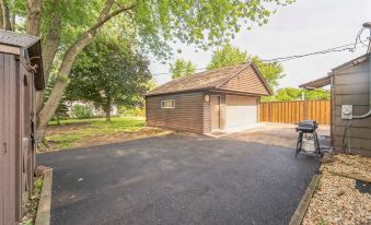 Modern Luxury Amenities Near Woodfield Mall 2 Bedroom Home by RedAwning