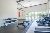 Stylish Apartment w/ Workspace, Pool & Gym