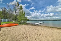 Northern Nights Beachfront Cottage in Kalkaska - parking
