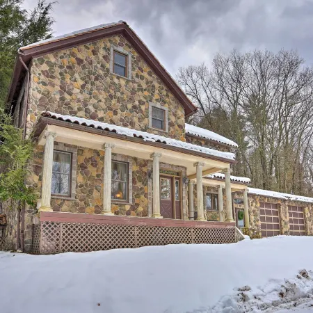 1 Mi to Lake Wallenpaupack Spacious Poconos Villa