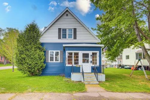 17 Mi to Porkies: Getaway Steps to Beach & Main St - 3-Star