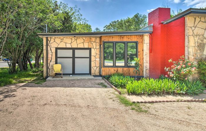 Retro Updated Blanco Abode - Steps to Main Street!