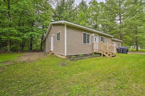 Vacation Rental in-Between Houghton and Higgins Lake - WiFi