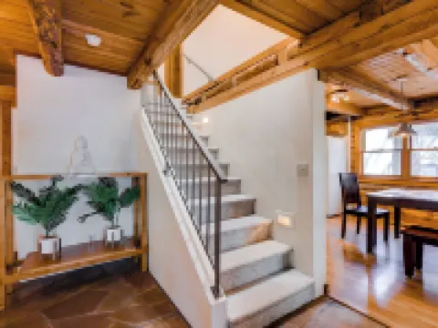 Stunning large Cabin with Hot tub, AC, Pool table, fenced yard 卡馳納山莊酒店