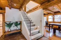 Stunning large Cabin with Hot tub, AC, Pool table, fenced yard