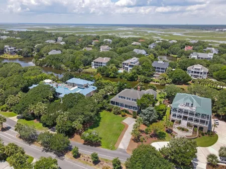 Come and Wind down and Relax at Family Tides! 6 Bedroom Villa by Peace Vacations