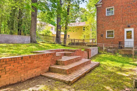 Takoma Park Apt w/ Wood Fire Pit < 8 Mi to DC Отели рядом с достопримечательностью «Brigadier General Charles E. McGee Library (Silver Spring Library)»