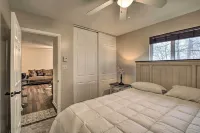 Hike, Ski & More! Modern Sugar Mtn Condo w/ Deck - 3つ星
