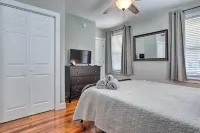 Mystic Refuge w/ Patio < 1 Mi to Downtown! - parking
