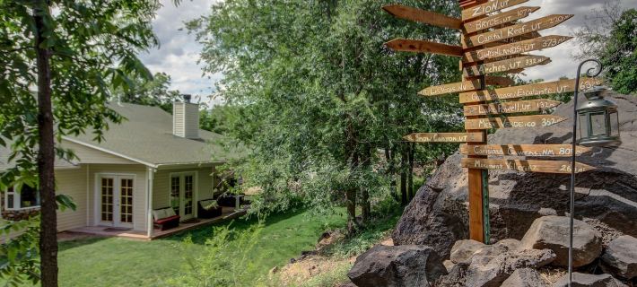Pecan Point by Kabino Mountain Trail Access Foosball Table Private Yard Firepit WiFi Grill Hotels in Hurricane