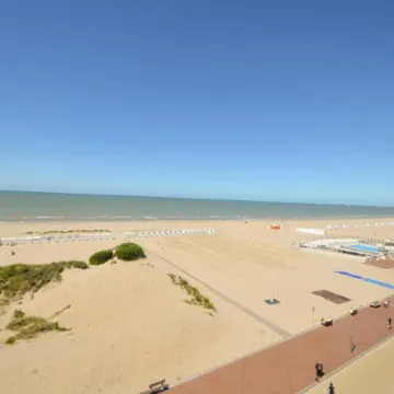 Apartment in Oostduinkerke with Sea View