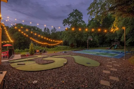 "Enchanted Forest" - Pool, Hot tub, Pond, Pickleball, Basketball, Putt Putt ++++
