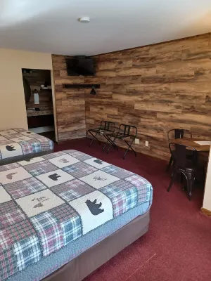 Northwoods Motel - parking