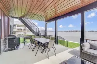 Green Diamond Retreat: Epic Lakefront Oasis for 30, 6BR, Boat Slip, Kayaks Hotels in Noble County