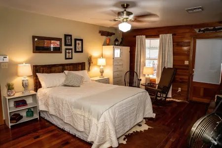 Charming 2-bedroom house in fabulous Breaux Bridge with WiFi, AC