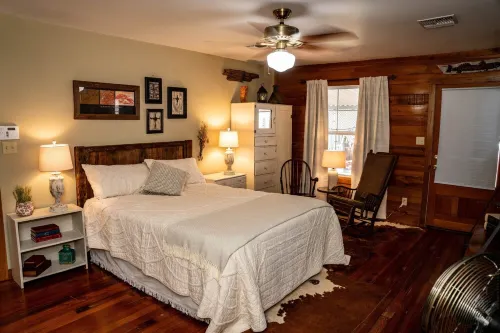 Charming 2-bedroom house in fabulous Breaux Bridge with WiFi, AC