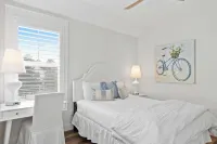 Sun by Avantstay Gulf Place Golf Cart, Pool, Bikes