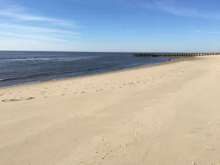 Bay Front Cottage in Historic Townbank