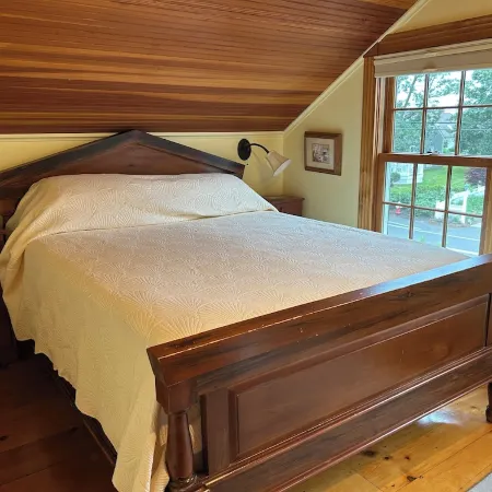 Chatham Village: Lovely 1-Bedroom Apartment in Antique Home