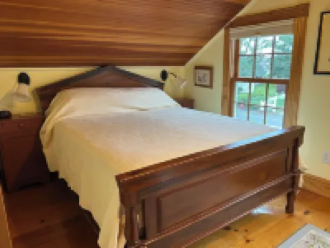 Chatham Village:  Lovely 1-Bedroom Apartment in Antique Home