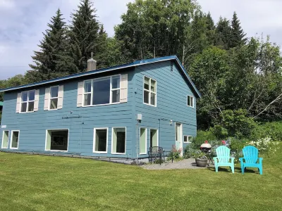 Garden ApartmentClose to town w / privacy and sweet Bay views!