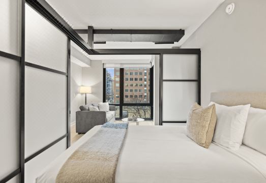 객실 내 완비된 주방 시설 전경