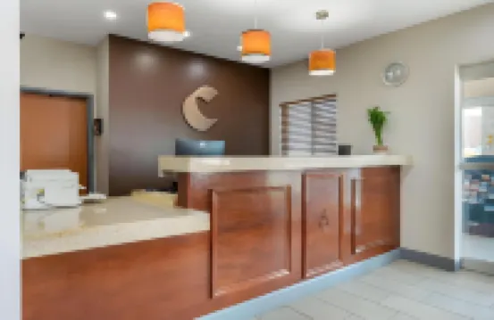 曾斯維爾市中心的舒適套房酒店