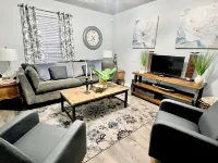 3 Bedroom Sleeps 8 - Close to Downtown Fun, Medical Center & Shopping,