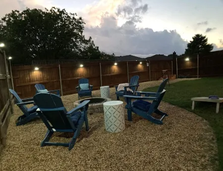 Stunning Newly Renovated Family Friendly Home w/Hot Tub, Fire Pit + Game Room Отели в г. Аллен